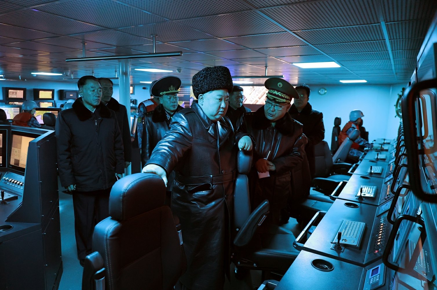 북한 노동당 기관지 노동신문은 5일 “김정은 동지께서 3월 3일과 4일 구축함 ‘최현호’를 방문하고 함선구분대의 전투정치 훈련 실태와 취역을 앞두고 진행중인 함의 작전 수행 능력 평가시험 공정을 료해(파악)했다”고 보도했다. 평양 노동신문=뉴스1