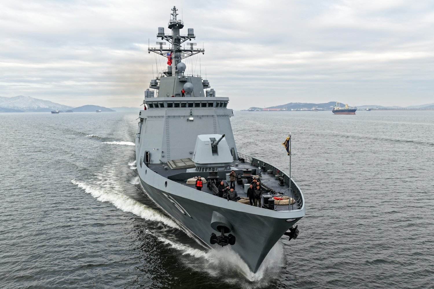 북한 노동당 기관지 노동신문은 5일 “김정은 동지께서 3월 3일과 4일 구축함 ‘최현호’를 방문하고 함선구분대의 전투정치 훈련 실태와 취역을 앞두고 진행중인 함의 작전 수행 능력 평가시험 공정을 료해(파악)했다”고 보도했다. 평양 노동신문=뉴스1