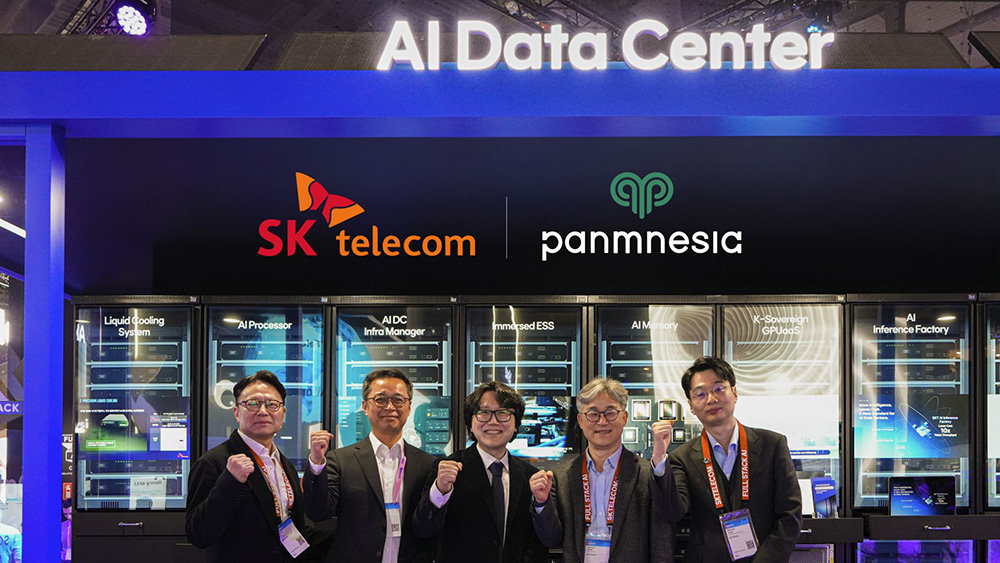 좌측부터 이재신 SKT 글로벌사업개발담당, 조용진 파네시아 CPO, 정명수 파네시아 CEO, 정석근 SKT AI CIC장, 정민영 SKT AIDC 솔루션 담당 / 출처=파네시아