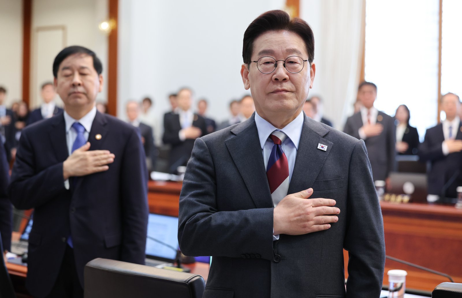 이재명 대통령이 5일 청와대에서 열린 임시국무회의에서 국민의례를 하고 있다. 2026.3.5 ⓒ 뉴스1