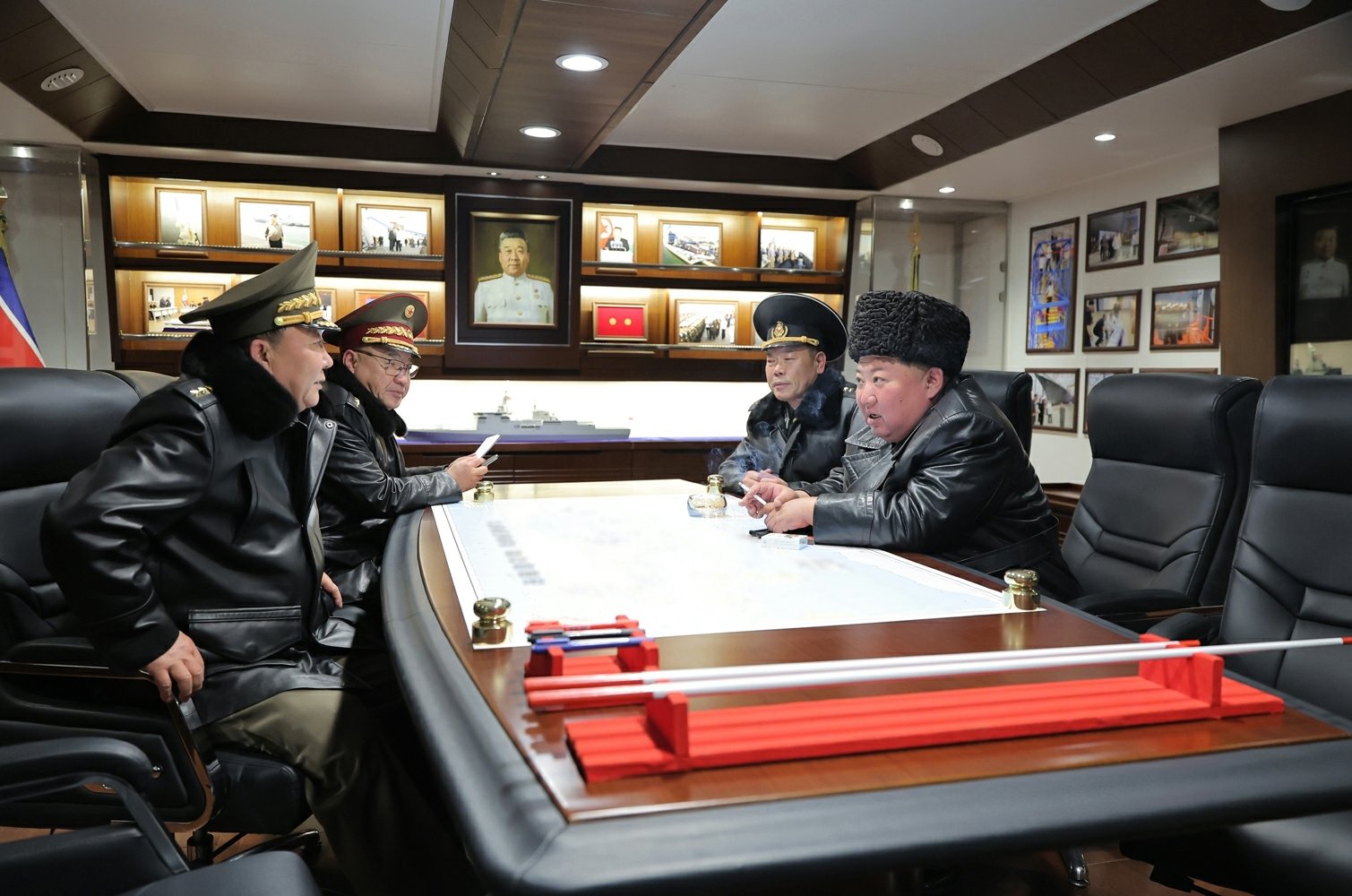 북한 노동당 기관지 노동신문은 5일 “김정은 동지께서 3월 3일과 4일 구축함 ‘최현호’를 방문하고 함선구분대의 전투정치 훈련 실태와 취역을 앞두고 진행중인 함의 작전 수행 능력 평가시험 공정을 료해(파악)했다”라고 보도했다. [국내에서만 사용가능. 재배포 금지. DB 금지. For Use Only in the Republic of Korea. Redistribution Prohibited] (평양 노동신문=뉴스1)