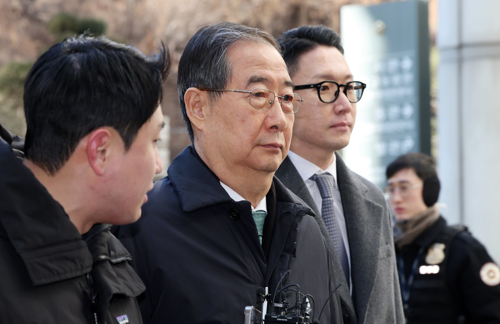 한덕수 전 국무총리가 21일 오후 서울 서초구 서울중앙지법에서 열린 내란 우두머리 방조, 내란 중요임무 종사 혐의 사건 1심 선고공판에 출석하고 있다. 2026.1.21 뉴스1