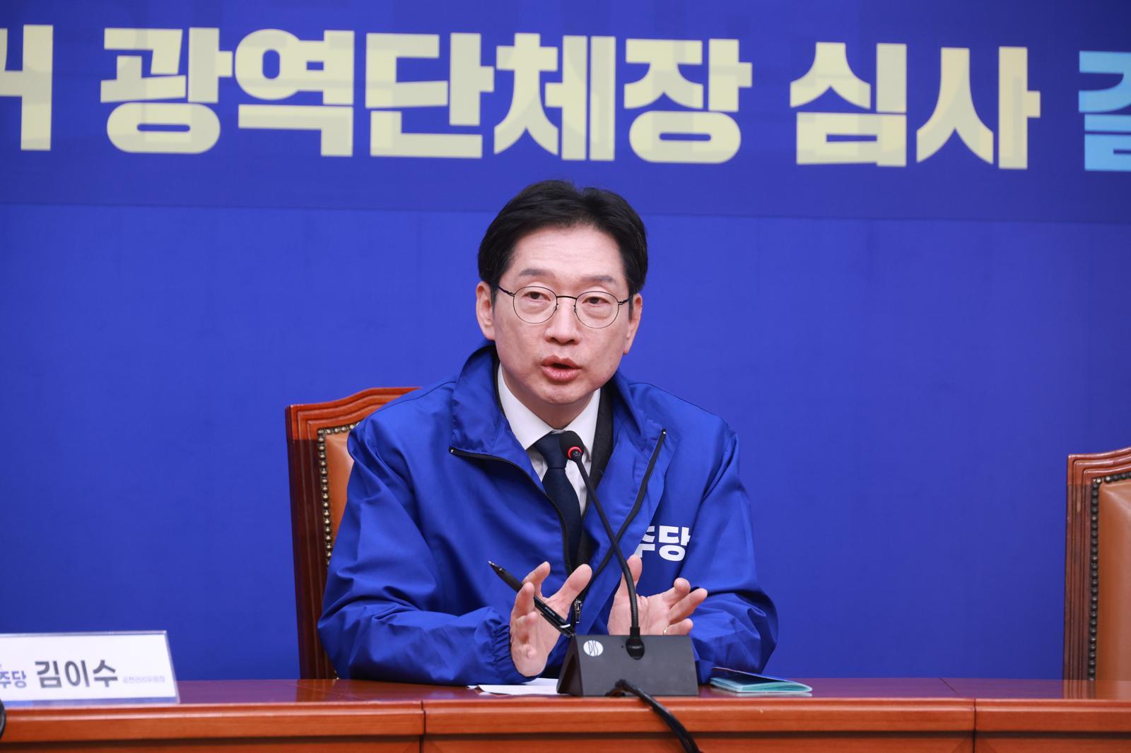 더불어민주당 경남도지사 후보로 확정된 김경수 지방시대위원장이 5일 서울 여의도 국회에서 열린 중앙당공천관리위원회 공천 심사 발표 후 취재진 질문에 답하고 있다. 2026.03.05. 뉴시스