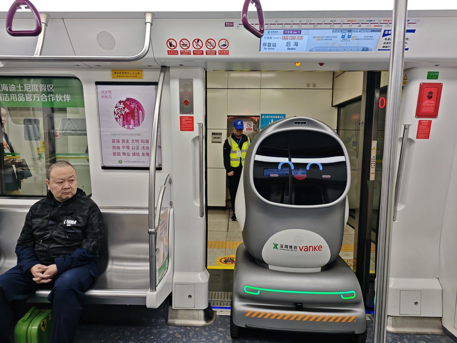 지난달 11일 선전시 지하철 11호선 객차에 배송 로봇과 승객들이 함께 타고 있다. 이 로봇은 시람의 조종 없이 지하철 타고 내릴 수 있다. 베이징=김철중 특파원 tnf@donga.com