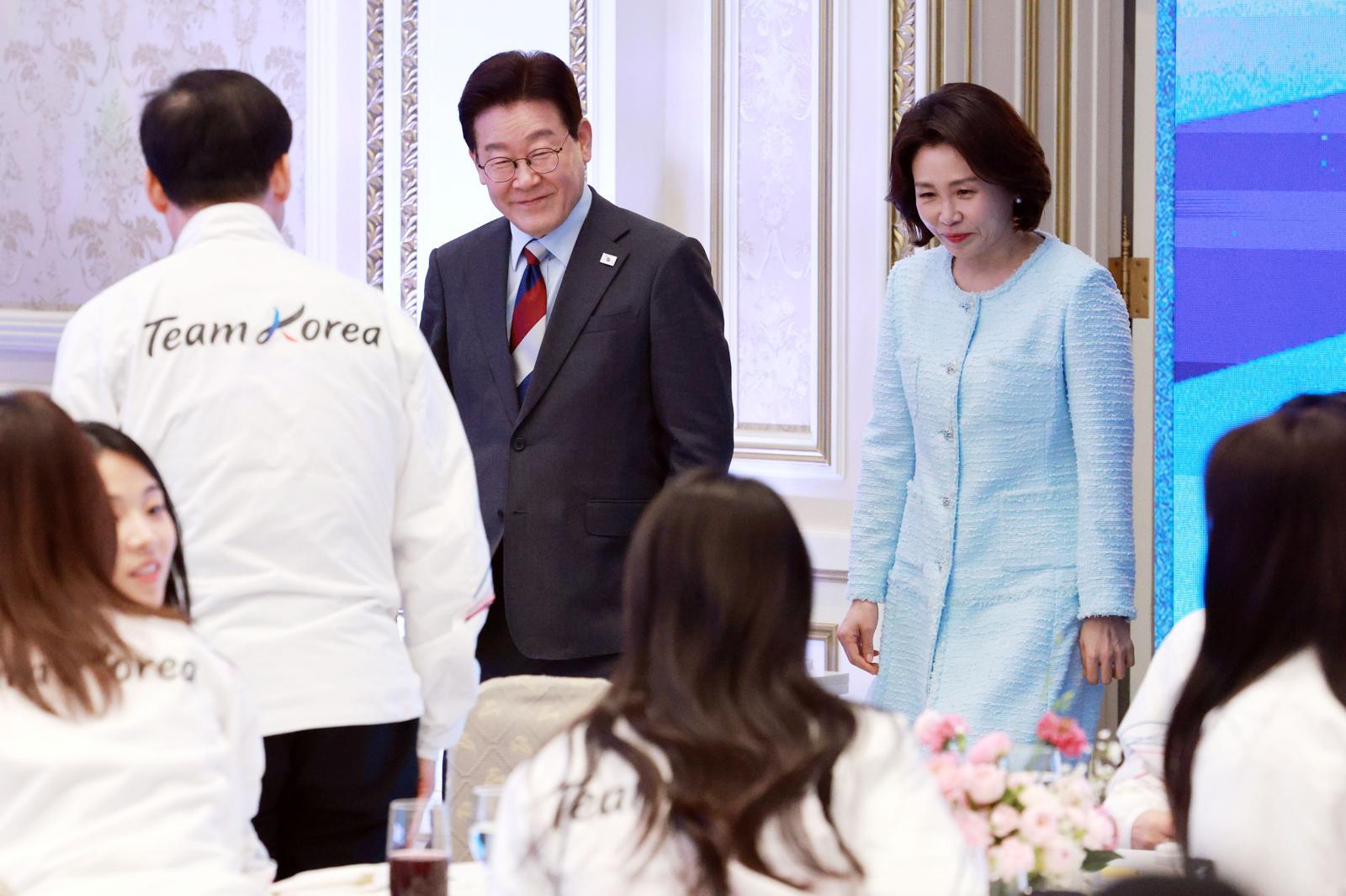이재명 대통령과 김혜경 여사가 5일 청와대 영빈관에서 열린 2026 밀라노·코르티나담페초 동계올림픽 선수단 격려 오찬에 입장하고 있다. 뉴시스