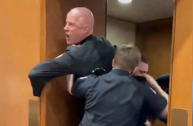 미국 해병대원 출신 브라이언 맥기니스 녹색당 상원의원 후보가 이란 공습에 항의하다 청문회장에서 끌려나가는 모습. X(구 트위터) 캡처