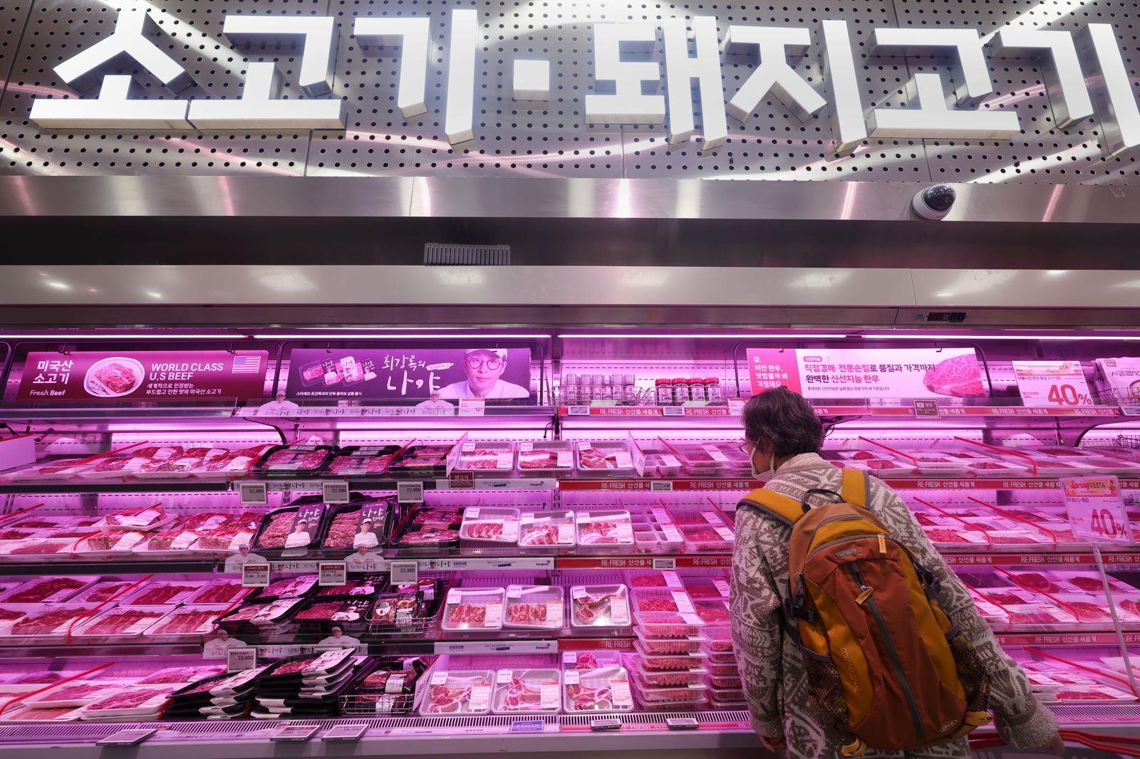 돼지고기와 한우, 닭고기 등 축산물 가격이 모두 1년 전보다 10% 넘게 오르면서 밥상 물가 부담이 커지고 있다. 5일 축산물품질평가원의 품목별가격 정보에 따르면 삼겹살은 지난 4일 기준 평균 소비자 가격이 100ｇ당 2,637원으로 1년 전보다 13.5%, 목심은 2,442원으로 14.5%, 앞다리는 1,548원으로 11.8% 상승했다. 한우 안심은 1+등급 기준 100ｇ당 1만5,247원으로 1년 전보다 10.8%, 등심은 1만2,361원으로 13%, 양지는 6,772원으로 14.3% 올랐다. 닭고기는 ㎏당 6,263원으로 11.1% 올랐다.  5일 서울 시내 한 대형마트에서 시민들이 축산물을 살펴보고 있다. 2026.03.05. [서울=뉴시스]