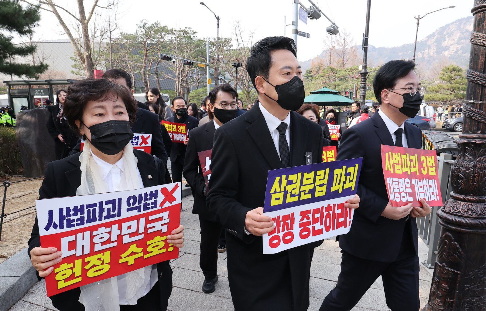 ‘검은 마스크’ 장동혁 “권력이 판결문 쓰는 나라, 법치는 없다”