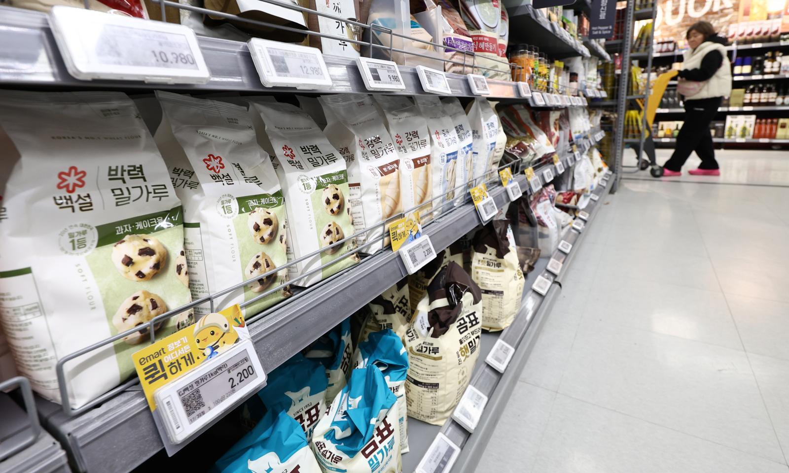 서울의 한 대형마트에 밀가루 제품이 진열되어 있다. 2026.2.27 ⓒ 뉴스1