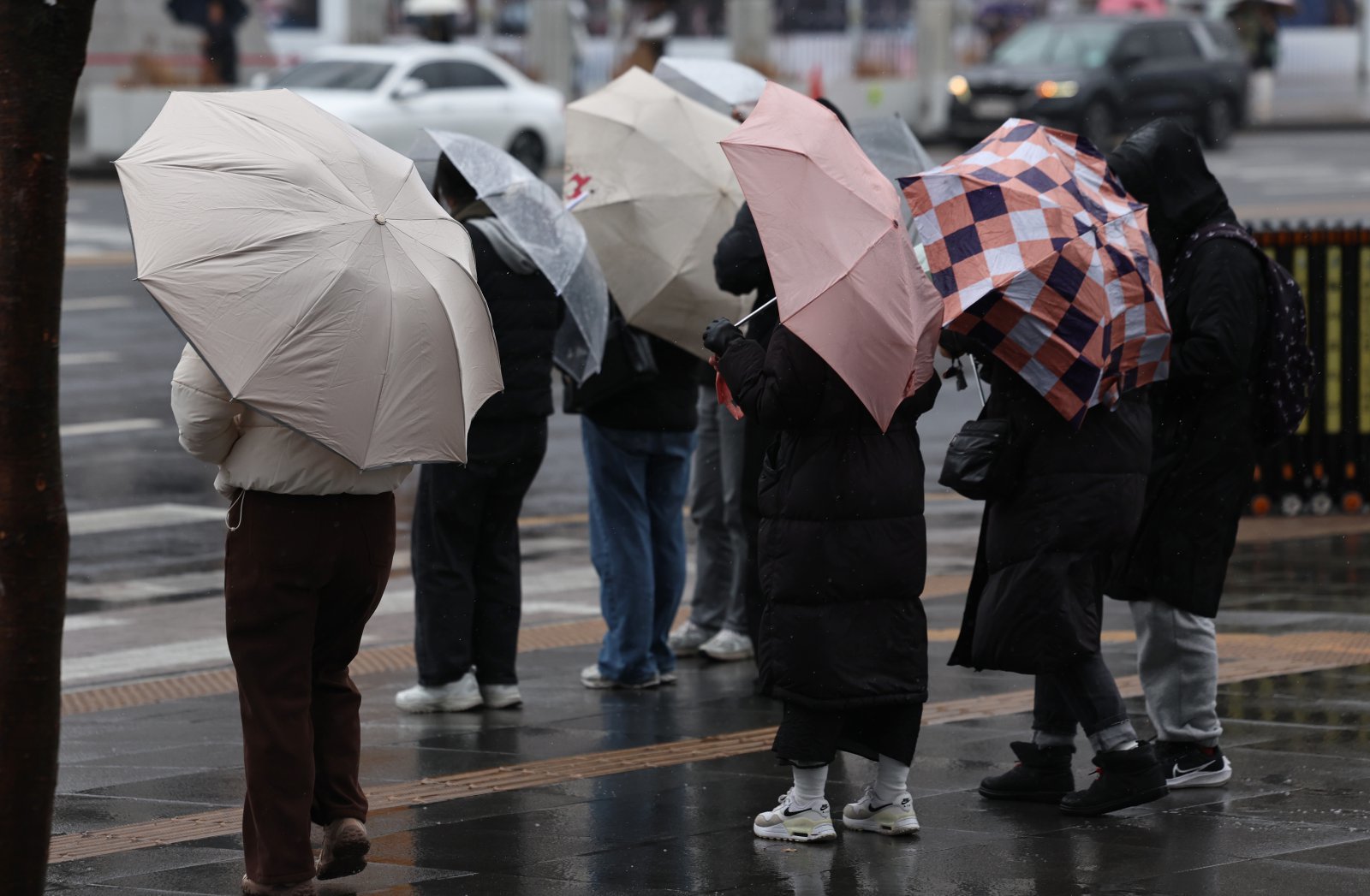 전국 대부분의 지역에 비가 내린 2일 오전 서울 광화문광장에서 우산을 쓴 시민들이 횡단보도 신호를 기다리고 있다. 2026.3.2 ⓒ 뉴스1