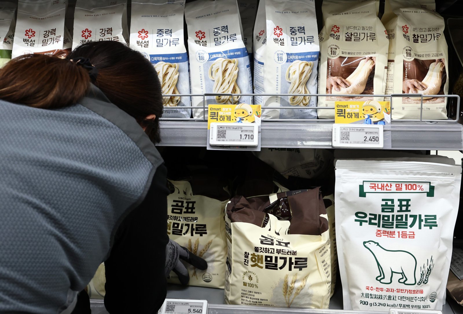 밀가루 가격 담합 의혹으로 공정거래위원회 조사를 받고 있는 한국제분협회가 이사회 전원 사퇴를 발표했다. 담합 관련 매출 규모는 약 5조8000억 원으로 추산된다. 뉴스1