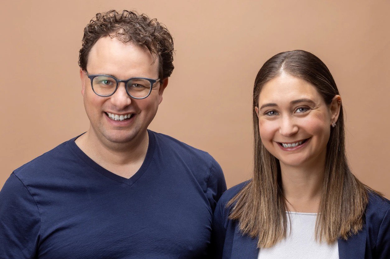 앤스로픽 공동 창업자인 다리오 아모데이(왼쪽) 앤스로픽 CEO와 다니엘라 아모데이(오른쪽) 앤스로픽 사장. 앤스로픽 제공