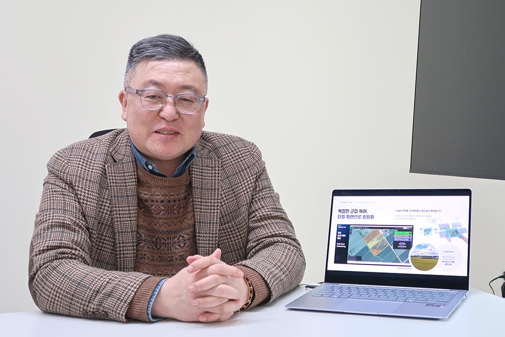 모빌리티랩과 군집자율비행 솔루션에 대해 설명하는 천일준 대표 / 출처=IT동아