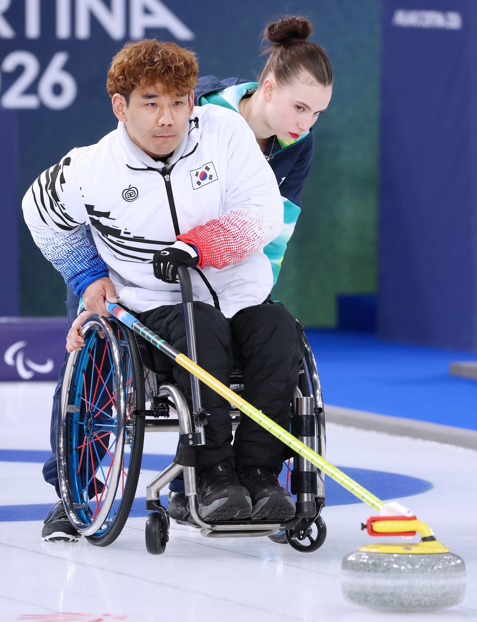 이용석이 5일 이탈리아 코르티나 컬링 올림픽 스타디움에서 열린 2026 밀라노-코르티나담페초 패럴림픽 휠체어컬링 믹스더블 예선 첫 경기에서 이탈리아를 상대로 경기를 하고 있다. 세계 1위의 한국은 이날 이탈리아에 5-7로 졌다. 대한장애인체육회 제공