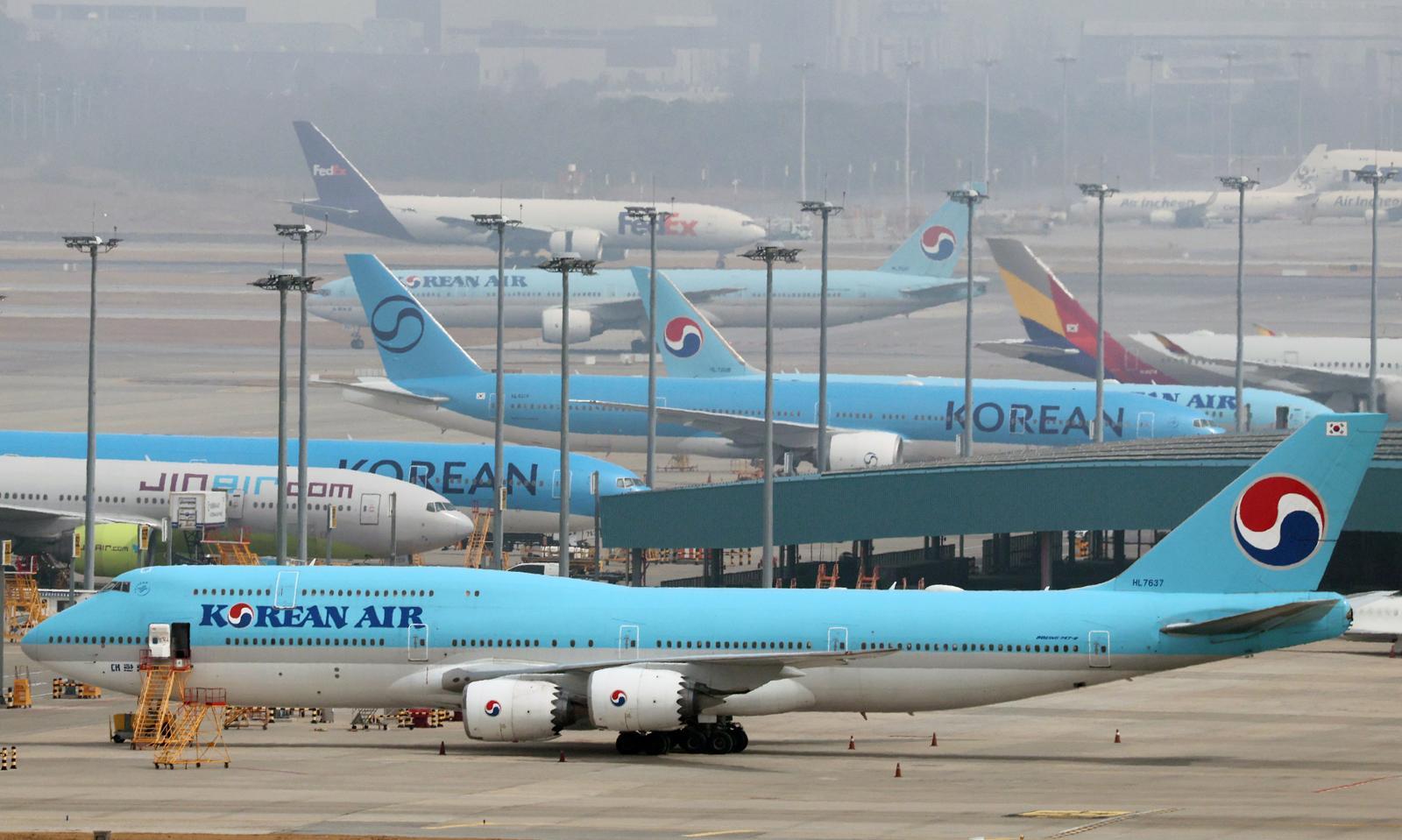 중동 상황 악화와 환율 급등으로 항공, 여행업계에 초비상이 걸린 가운데 5일 인천국제공항 활주로에 대한항공 여객기가 계류돼 있다. 2026.3.5 뉴스1