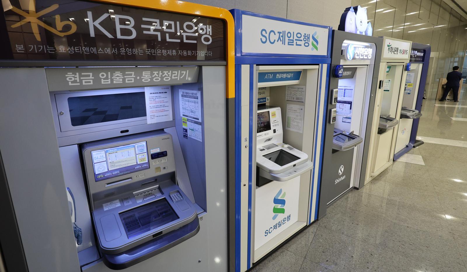 서울의 한 건물에 설치된 국내 은행의 ATM 기계가 보이고 있다. 2025.04.25 뉴시스