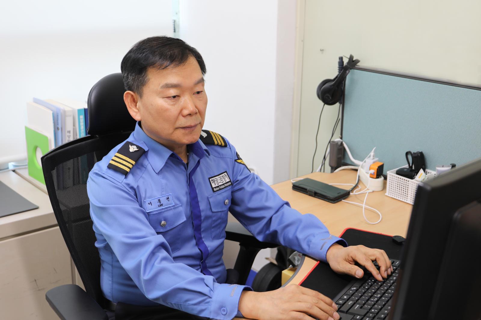 설 연휴 기간 복지 사각지대에 놓인 모녀를 구조한 목포해양경찰서 이종선 예방지도계장. (목포해경 제공)/뉴스1