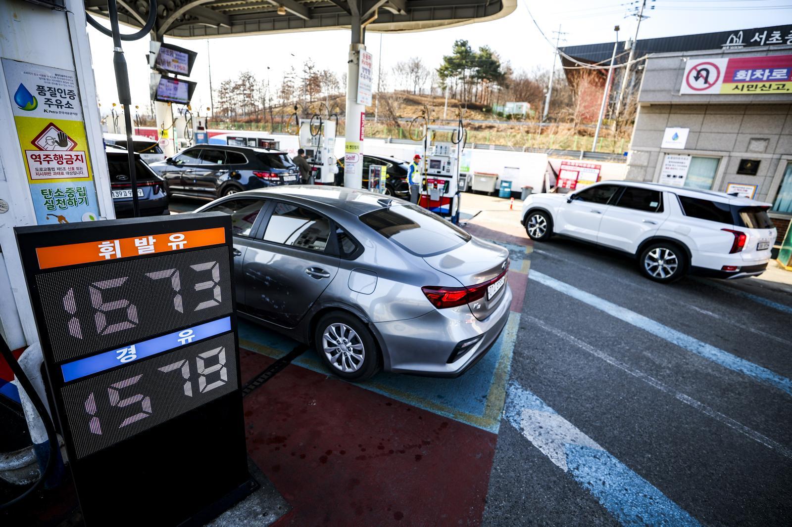 미국과 이란의 무력충돌 속에 이란이 호르무즈 해협을 봉쇄하면서 국제 유가가 급등하고 있는 가운데 4일 서울시내 한 주유소를 찾은 시민들이 주유를 하고 있다 .2026.03.04 [서울=뉴시스]