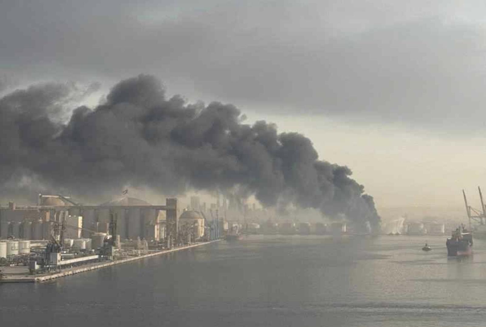 중동사태 초기였던 지난 1일 호르무즈 해협 인접 항구인 아랍에미리트연합(UAE) 제벨알리 항이 폭격을 당해 연기가 나는 모습 (선원노련 제공)