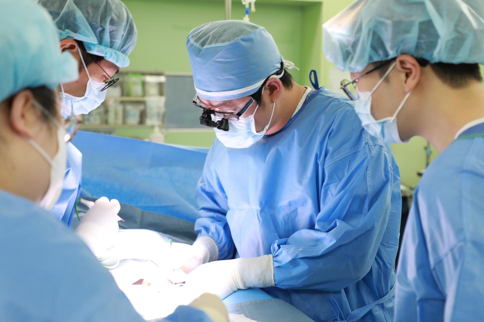 노범용 인하대병원 비뇨의학과 교수(가운데)가 생후 10개월 된 남아의 잠복고환 치료를 위한 수술을 하고 있다. 인하대병원 제공