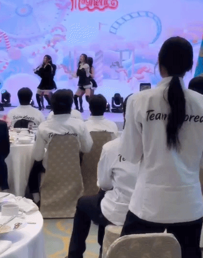 피겨스케이팅 국가대표 이해인이 청와대 격려 오찬에서 걸그룹 아이릿의 공연에서 안무를 따라추는 모습. X 갈무리