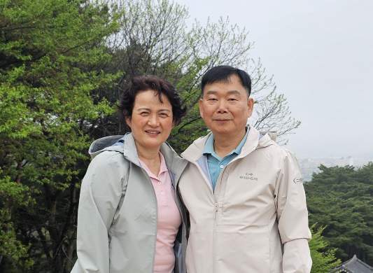 이종선 목포해양경찰서 예방지도계장(오른쪽)과 부인 윤옥희 씨(목포중앙초등학교 조리공무원)는 이웃에 대한 따뜻한 관심으로 위기에 놓인 모녀를 구했다. 목포해경 제공