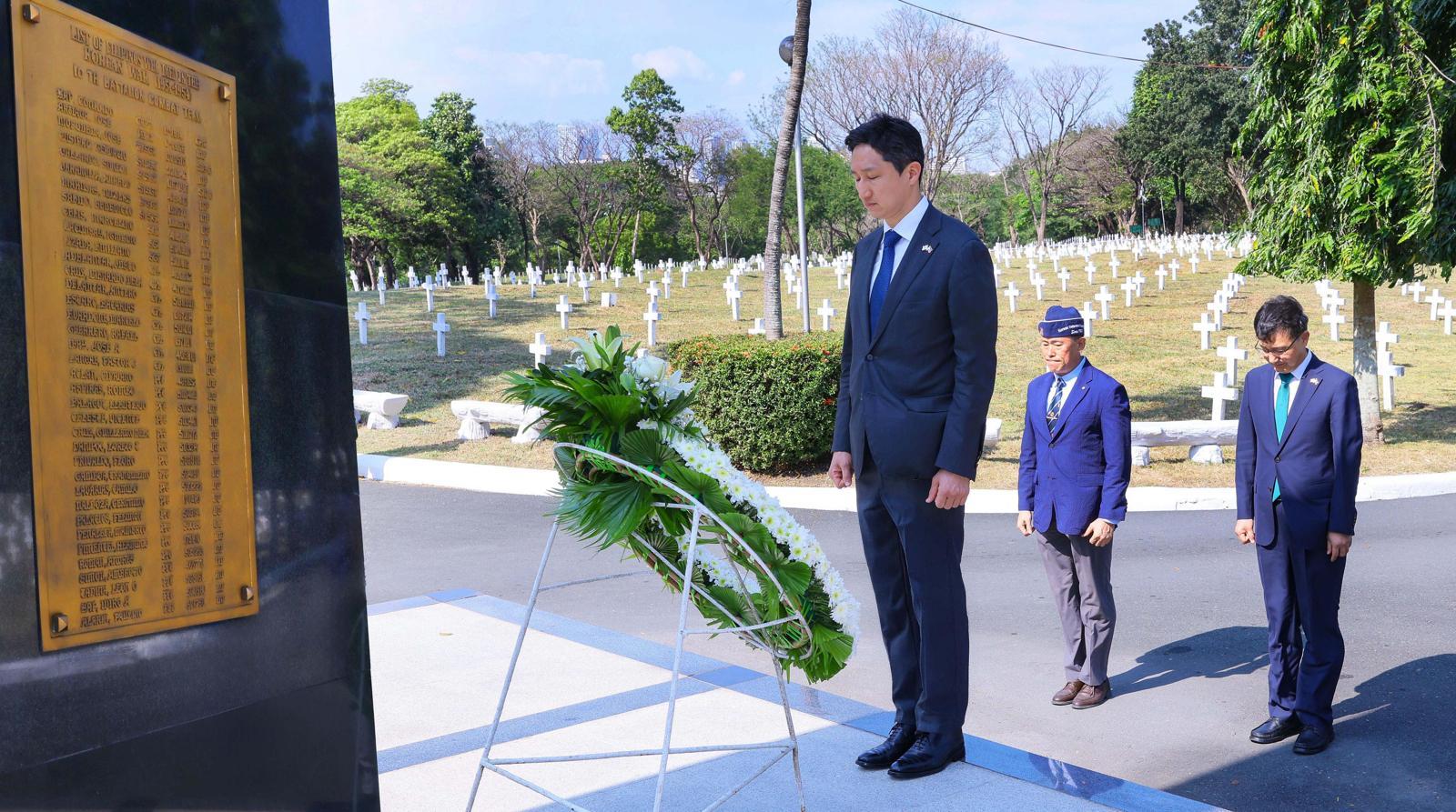 정기선 HD현대 회장이 4일(현지 시간) 필리핀 국립 영웅묘지 한국전 참전 기념비를 찾아 헌화하고 있다. HD현대 제공