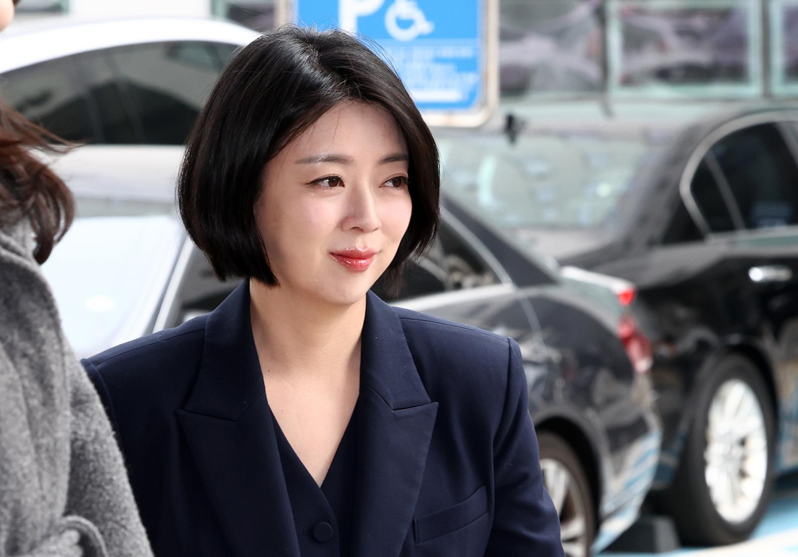 배현진 국민의힘 의원이 지난달 26일 오후 서울 양천구 서울남부지방법원에서 열린 당원권정지 효력정지 가처분사건 첫 심문기일에 출석하고 있다. 앞서 배 의원은 사회관계망서비스(SNS)에 자신을 비방한 누리꾼의 미성년 자녀 사진을 올린 것을 이유로 지난 13일 당원권 정지 1년의 중징계를 받았다. 2026.2.26 뉴스1