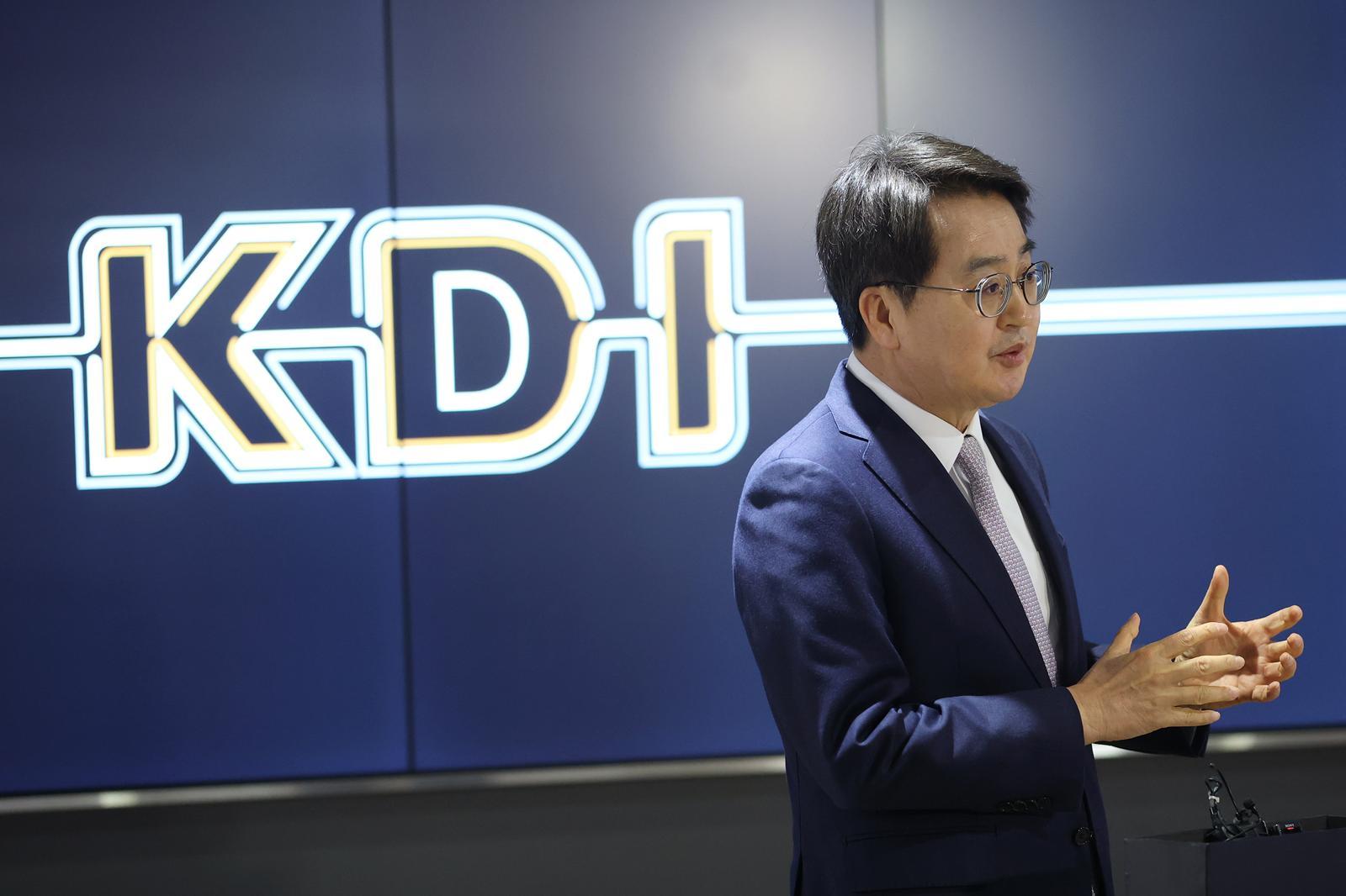 김동연 경기도지사가 5일 오후 세종시 한국개발연구원에서 열린 재정사업평가 분과위원회 참석을 마치고 내용을 설명하고 있다. 경기도 제공