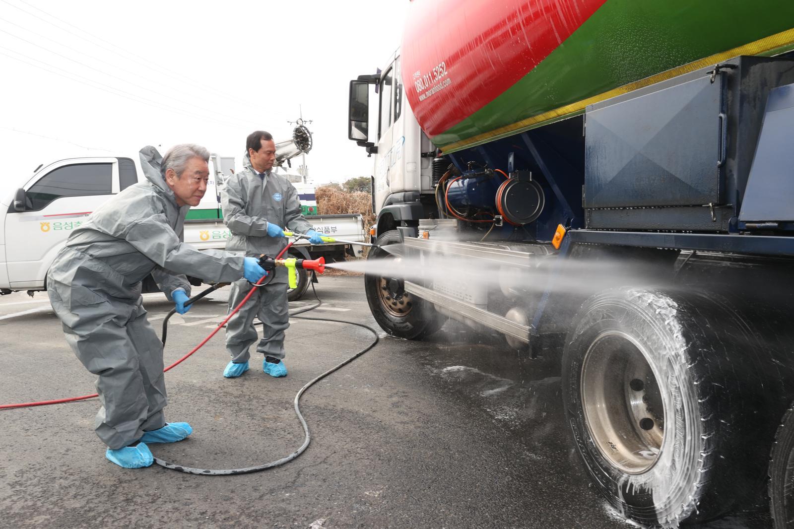 강호동 농협중앙회장이 5일 충북 음성 거점소독시설을 방문해 사료차량 소독 과정을 시연하고 있다.