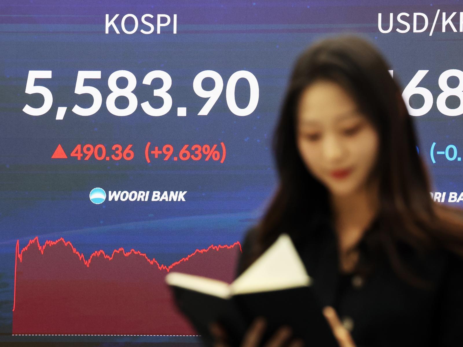 5일 오후 서울 중구 우리은행 본점 딜링룸 전광판에 코스피 종가가 표시되고 있다.  2026.3.5 ⓒ 뉴스1