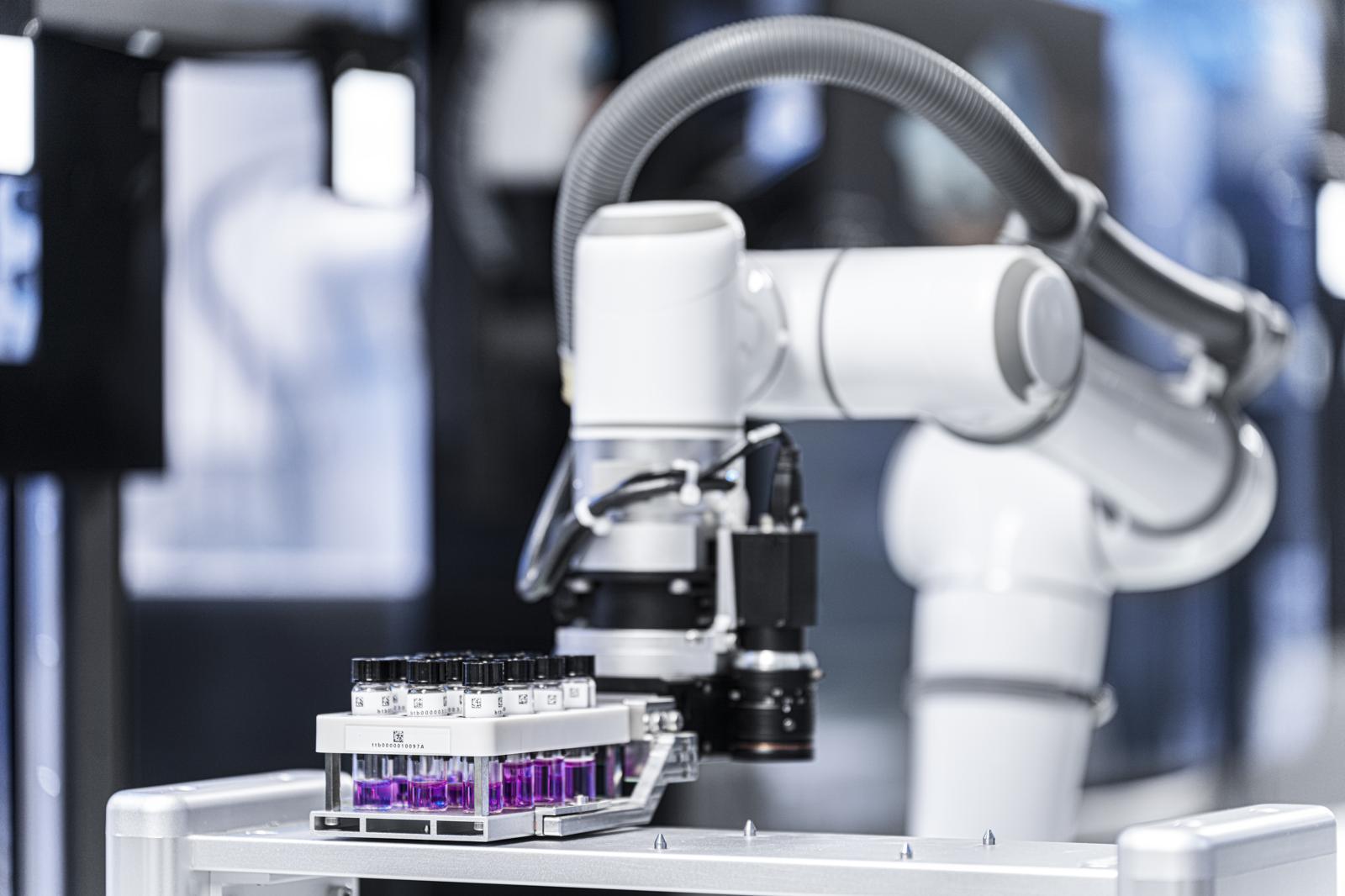 자동화 로봇 워크스테이션 안에 있는 로봇팔은 24시간 동안 한 치의 오차 없이 재료를 섞고, 걸러내며 실험을 진행한다. 엑스탈파이 제공