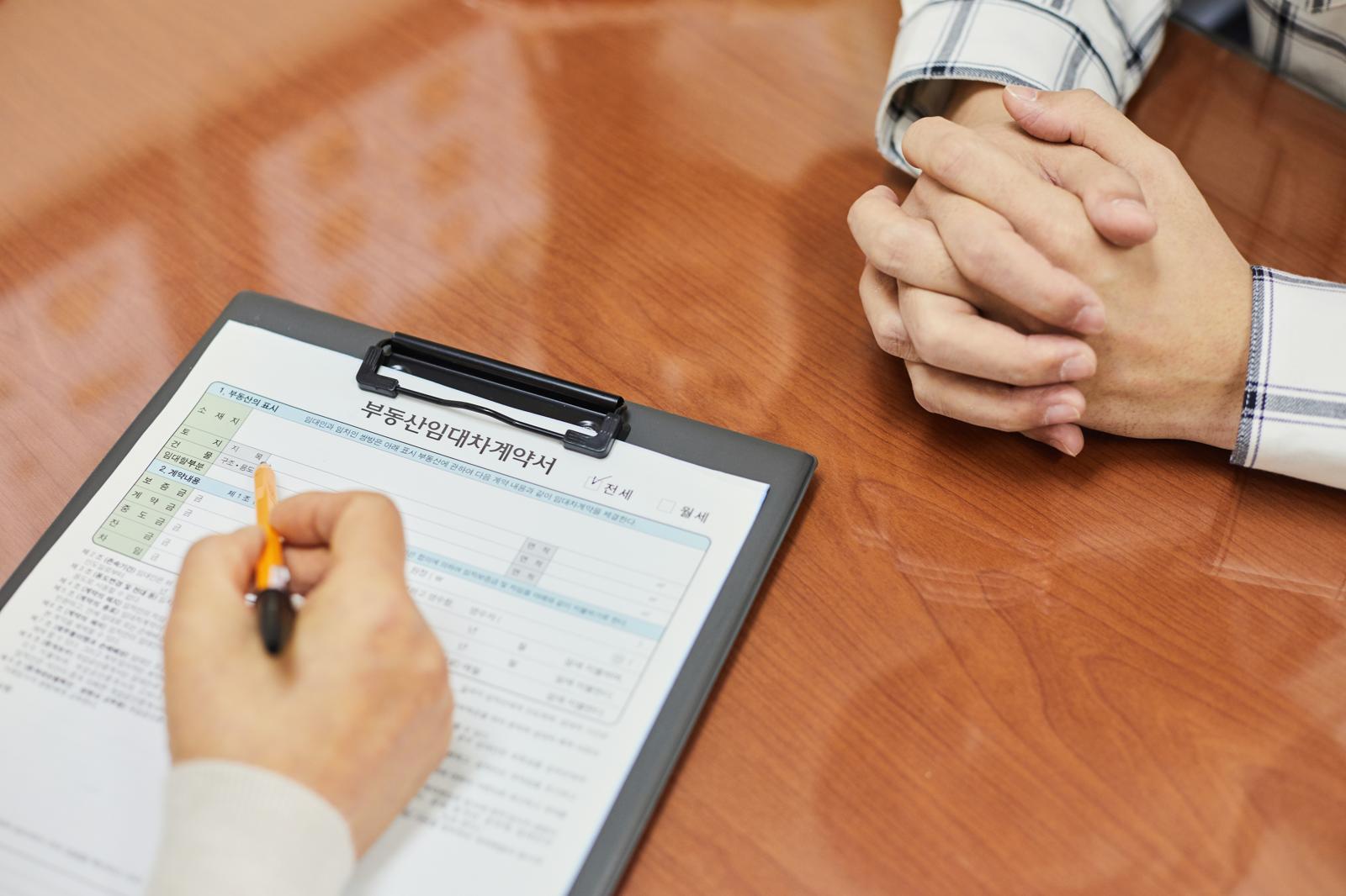 전세 계약서에 어떤 특약을 넣느냐에 따라 향후 보증금 분쟁 대응이 달라질 수 있다. 게티이미지뱅크