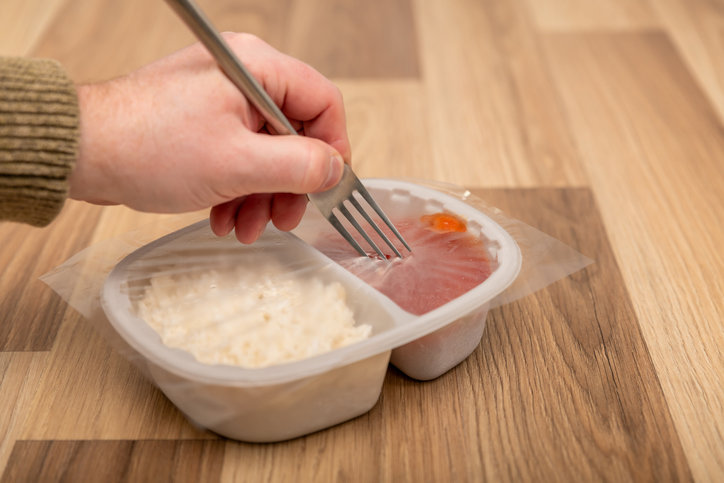 신학기 학업 스케줄로 인한 ‘타임푸어’ 현상이 심화하며 짧은 조리 시간 안에 식사를 해결하는 ‘트레이형 간편식’이 인기를 끌고 있다. 사진=게티이미지뱅크.