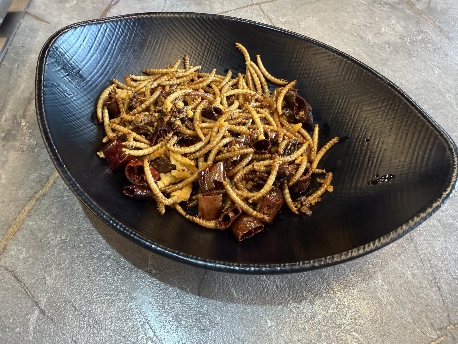 마라 양념으로 요리한 ‘마라 고소애’. 성신에코팜 제공