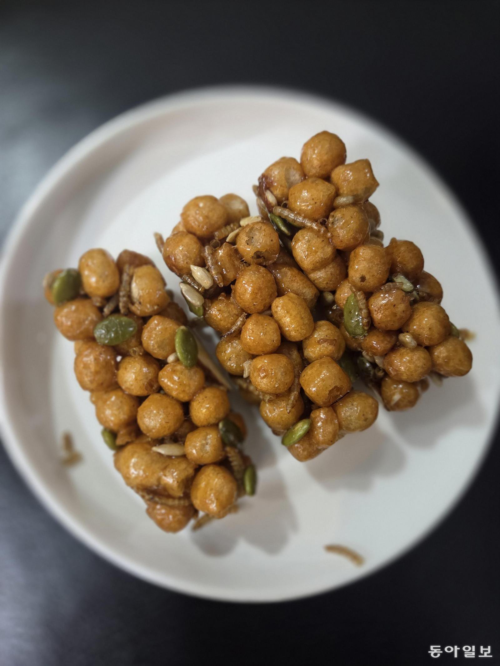 ‘곤충킹’에서 판매하는 ‘고소애 오란다’. 기존 오란다에 건조 고소애를 뿌려서 만들었다. 이설 기자 snow@donga.com