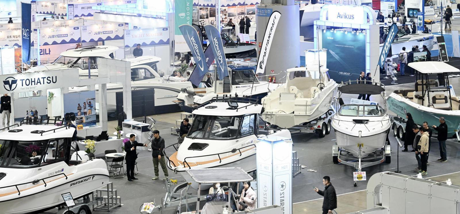 지난해 2월 경기 고양시 킨텍스에서 열린 ‘2025년 경기국제보트쇼’ 전경. 다양한 보트가 전시돼 관람객들의 눈길을 사로잡았다. 킨텍스 제공