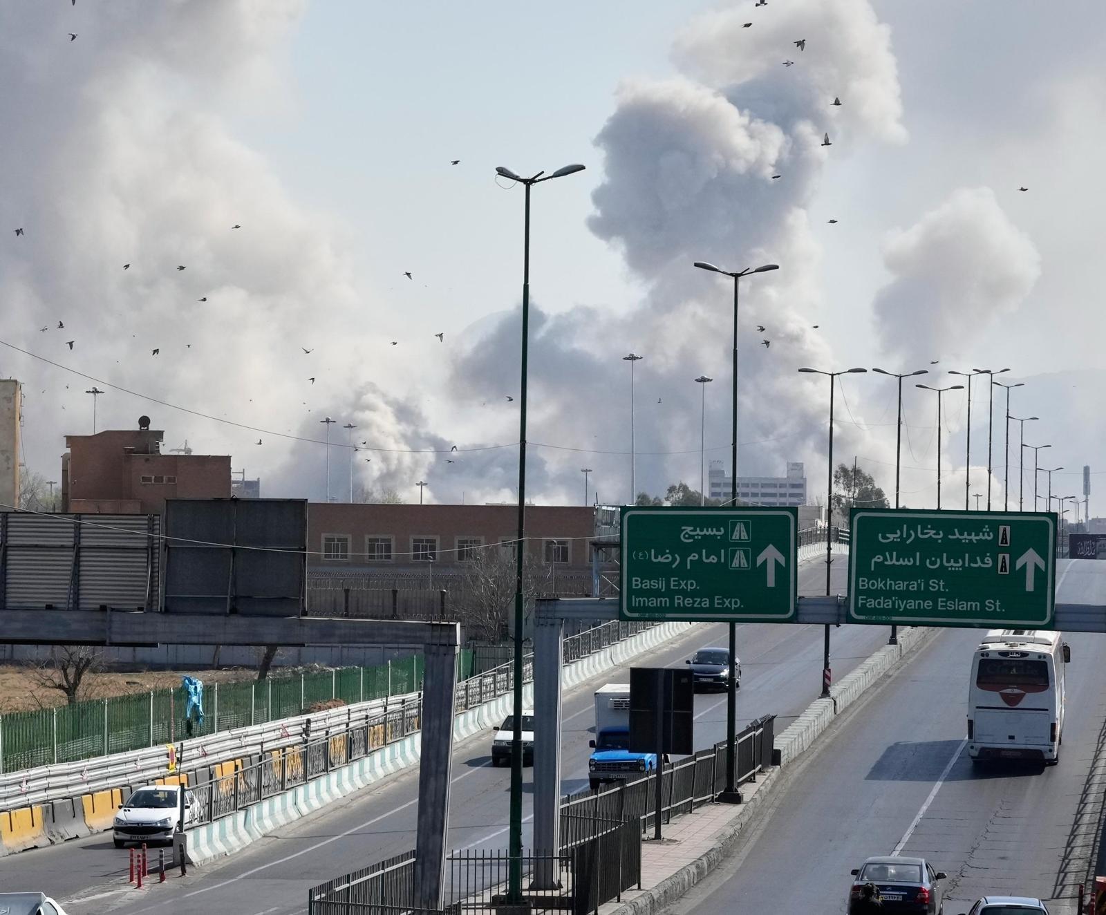 지난달 28일부터 시작된 미국과 이스라엘의 공습 여파로 5일(현지 시간) 이란 수도 테헤란 곳곳에서 연기 기둥이 피어오르고 있다. 하루 전 미국은 제2차 세계대전 후 처음으로 어뢰를 통해 스리랑카 인근 인도양 공해에서 이란 선박을 격침시켰다. 테헤란=AP 뉴시스