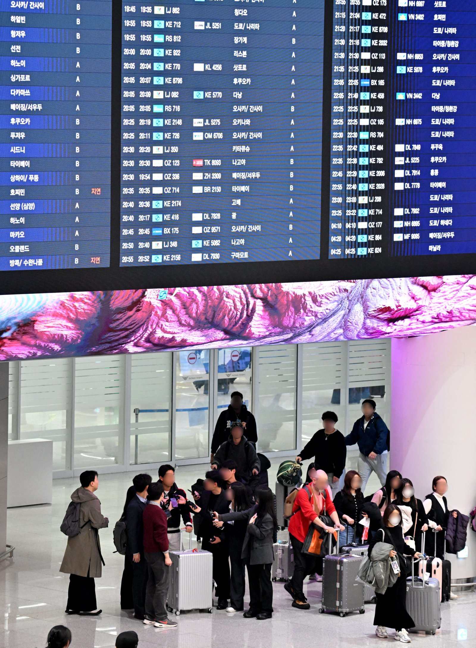 중동 사태 여파로 두바이 현지에 체류하던 한국인 관광객 79명이 5일 오후 인천국제공항 제2터미널을 통해 귀국하는 가운데 체류객들이 출국장을 나서고 있다. (공동취재) 2026.3.5 뉴스1