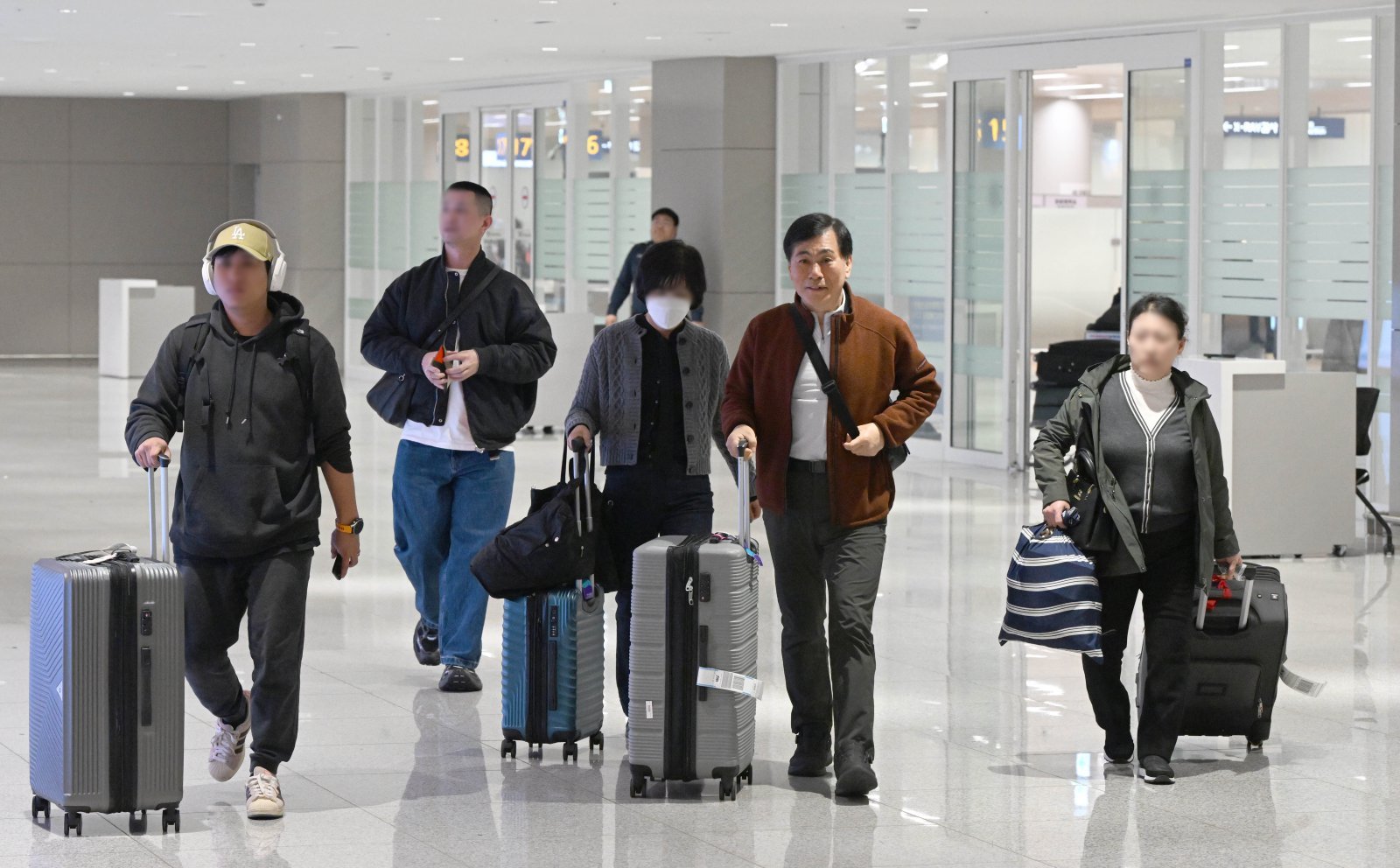 중동 사태 여파로 두바이 공항 운항 차질이 이어지면서 현지에 체류하던 한국인 관광객들이 5일 오후 인천국제공항을 통해 귀국하고 있다. (공동취재) 2026.3.5 뉴스1