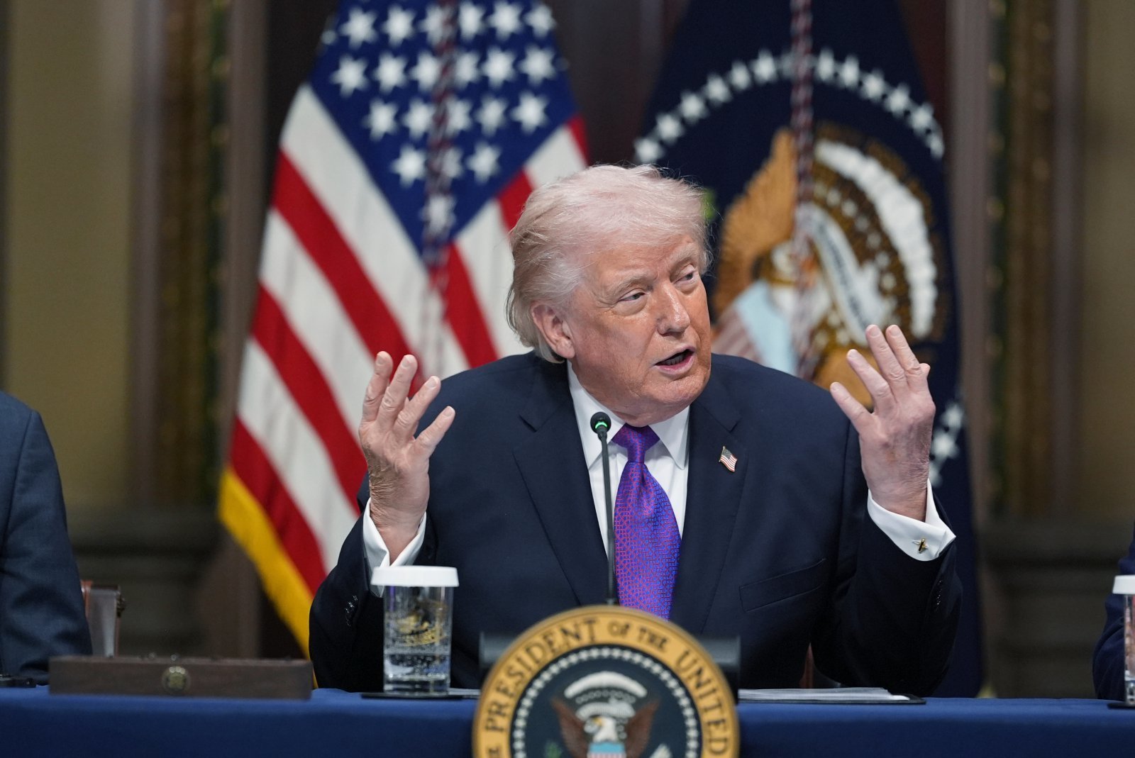 도널드 트럼프 미국 대통령이 4일(현지 시간) 백악관 단지 내 아이젠하워 행정동에서 열린 에너지 관련 좌담회에 참석해 ‘전기요금 납부자 보호 서약‘에 관해 발언하고 있다. 2026.03.05 워싱턴=AP/뉴시스