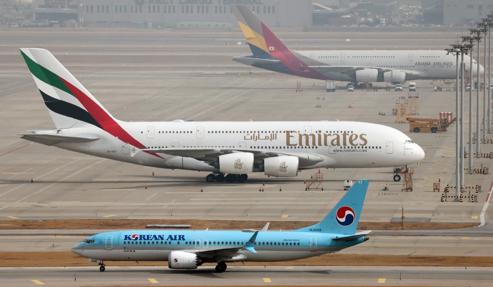 미국과 이스라엘의 이란 공습과 이에 맞선 이란의 보복으로 중동 하늘길이 사실상 마비된 가운데 5일 인천국제공항에 에미레이트 항공 여객기가 계류돼 있다. 2026.3.5 뉴스1