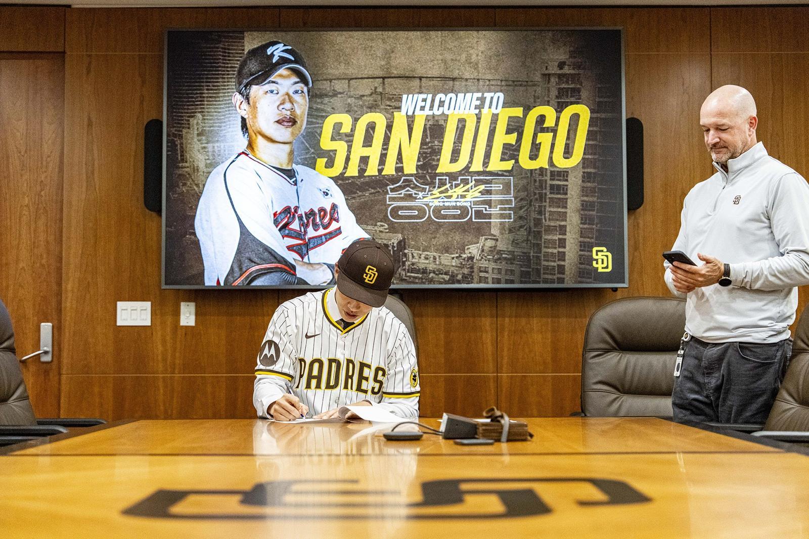 지난해 12월 샌디에이고의 안방 구장 펫코파크서 계약서에 사인하는 송성문의 모습. 키움 제공