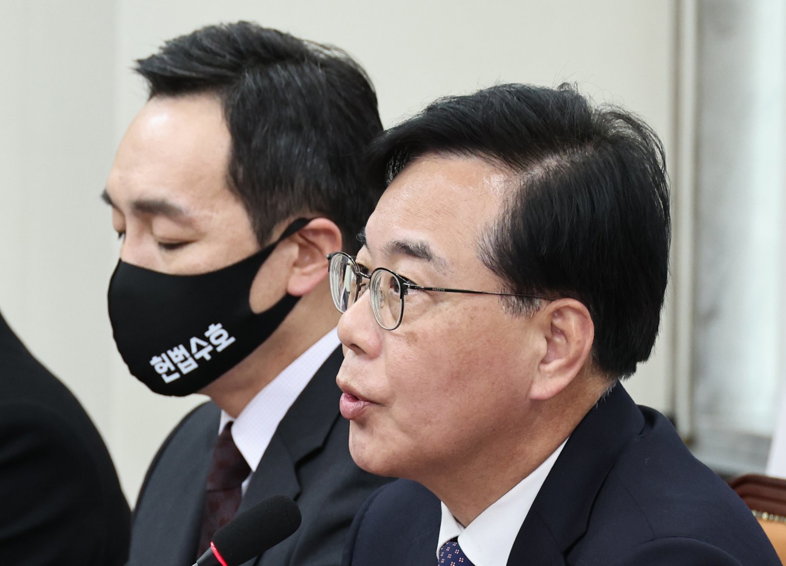 송언석 국민의힘 원내대표가 5일 오후 서울 여의도 국회에서 열린 최고위원회의에서 발언을 하고 있다. 국민의힘 지도부는 ‘사법독립·헌법수호’ 표어가 적힌 마스크를 착용하고 회의했다. 2026.03.05 서울=뉴시스