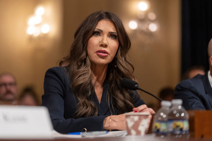 크리스티 놈 미국 국토안보부 장관이 11일(현지 시간) 미국 하원 국토안보위원회 청문회에서 질의에 답변하고 있다. AP뉴시스.