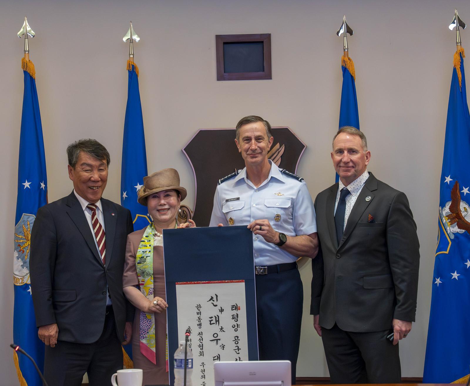 캐빈 브루스 슈나이더 미국 태평양공군사령관이 지난달 27일 ‘신태우’(申太宇)라는 한국 이름을 선물 받았다. 한미동맹친선협회 제공