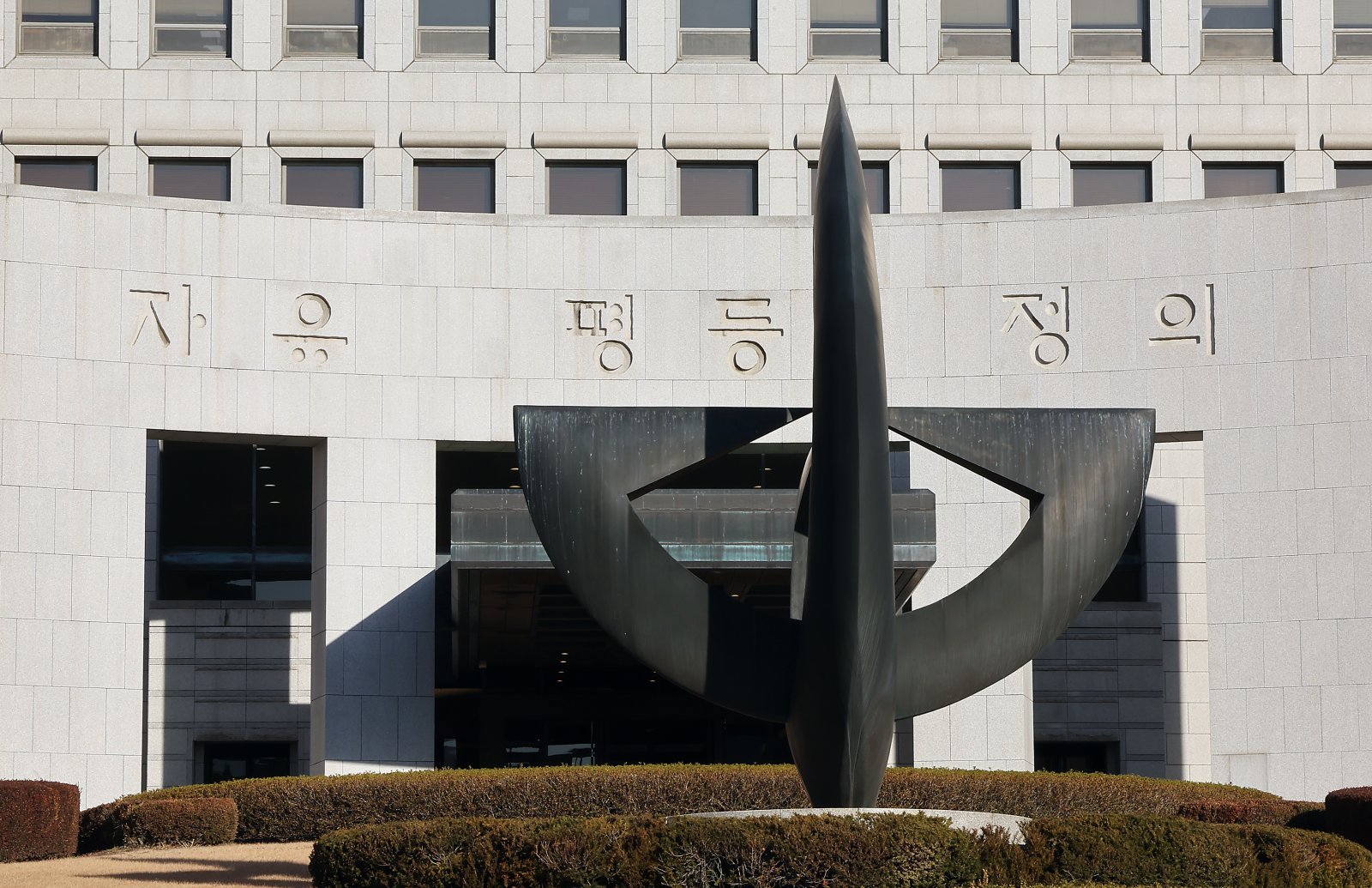 도박 빠져 대출 못 갚자 자녀 동반 자살하려 한 비정한 부모