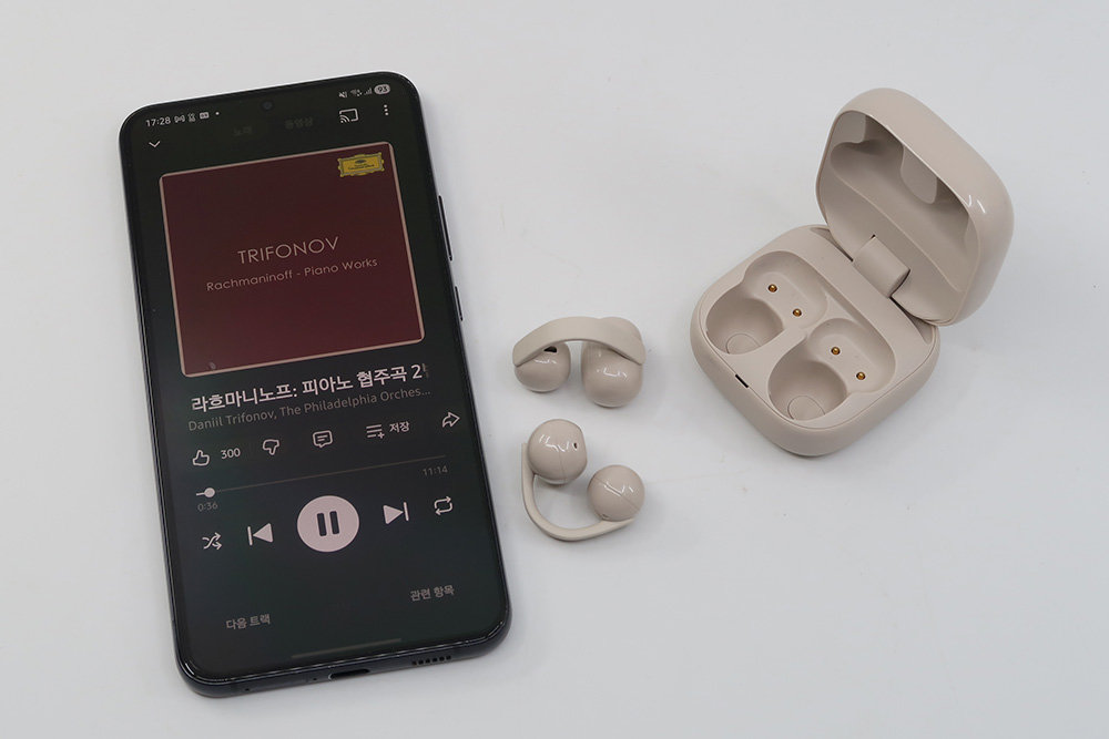 오픈형 이어폰의 단점으로 꼽히는 음질을 보완했다 / 출처=IT동아