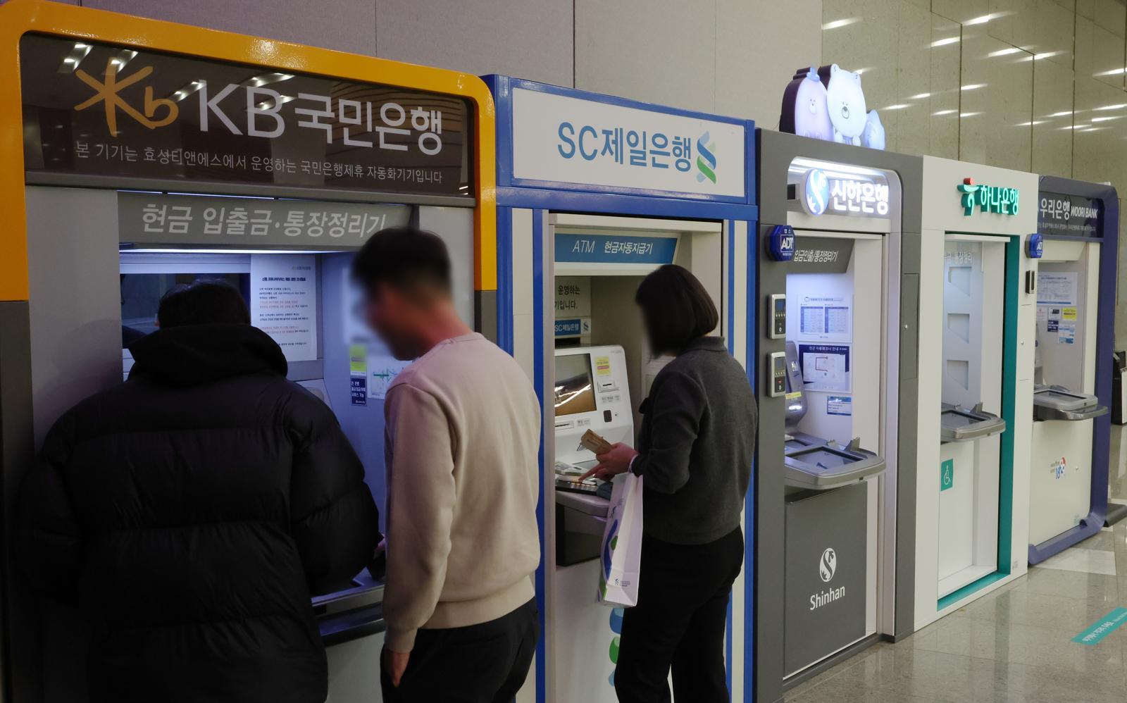 서울 시내의 한 건물에서 시민들이 시중은행 ATM기기를 이용하고 있다. 서울=뉴시스