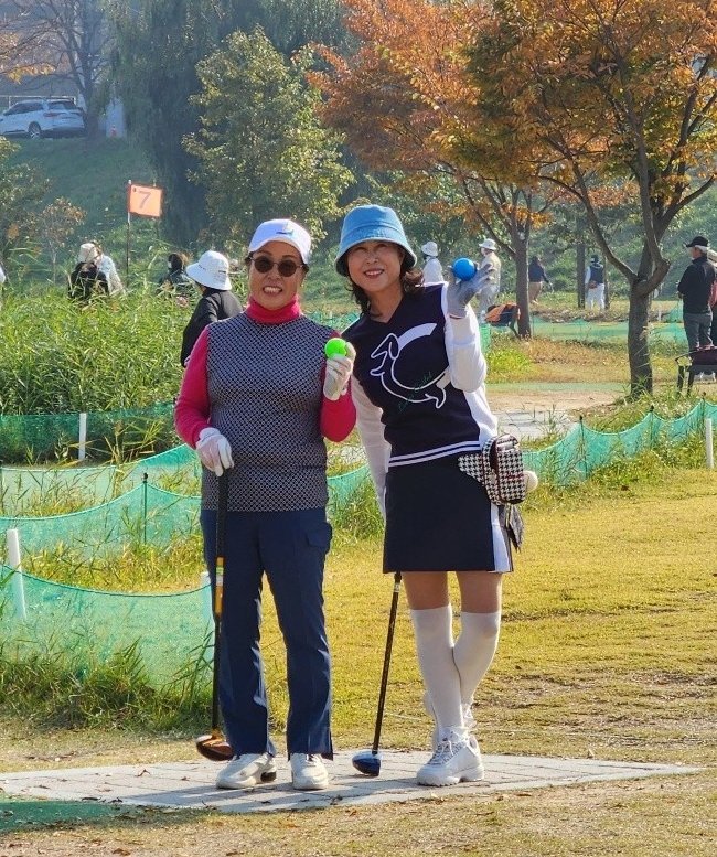 김애란 씨(오른쪽)가 지인과 파크골프를 즐기다 포즈를 취했다. 김애란 씨 제공